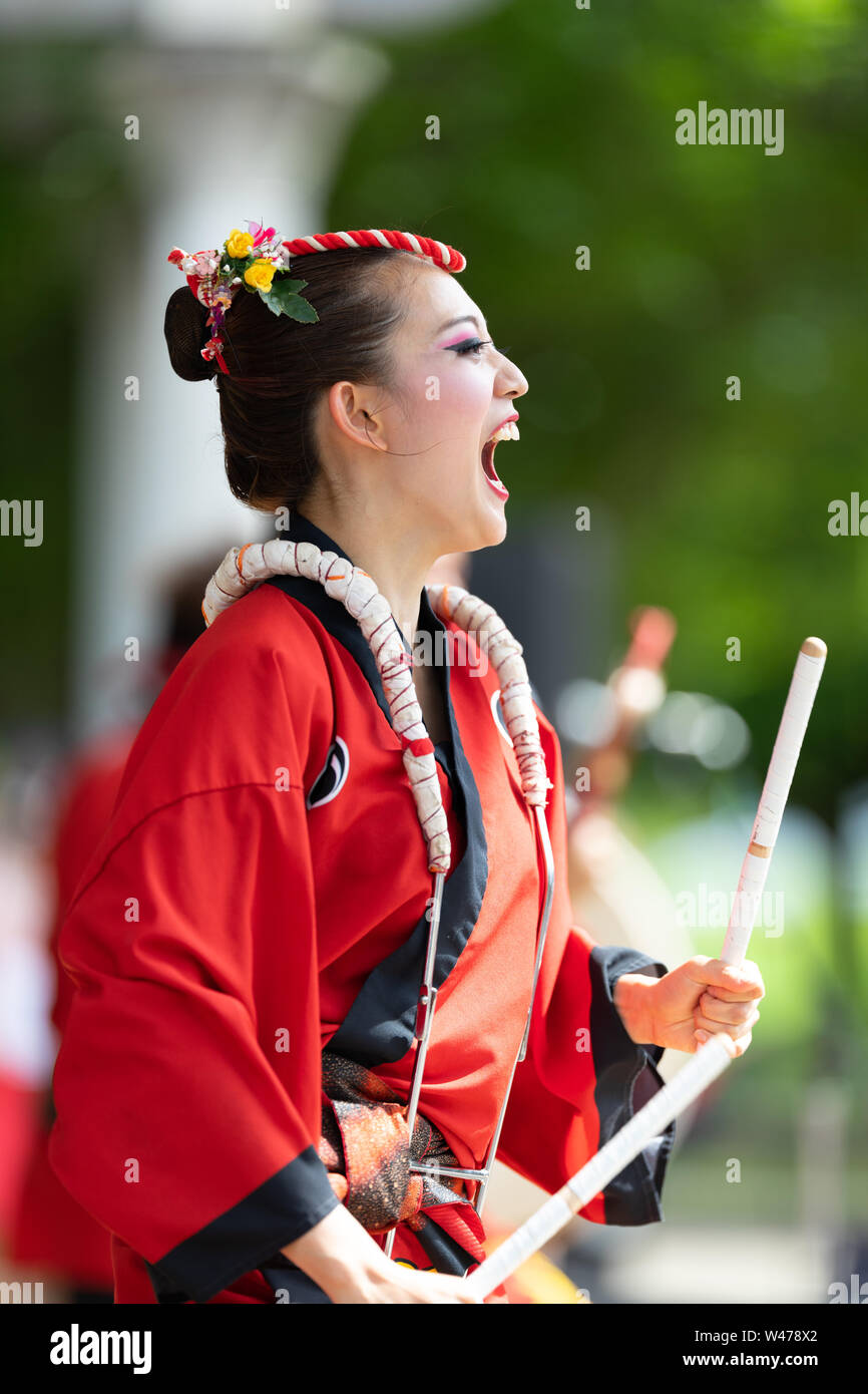 Columbus, Ohio, USA - Le 26 mai 2019 : Columbus Asian Festival, les membres du groupe de danse Takarabune du Japon, portant des vêtements traditionnels des tra Banque D'Images