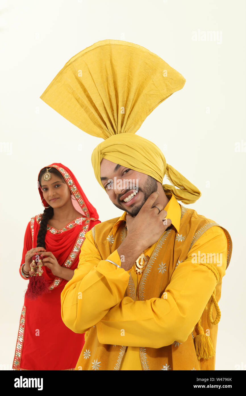 Indian man smiling avec son épouse dans l'arrière-plan Banque D'Images