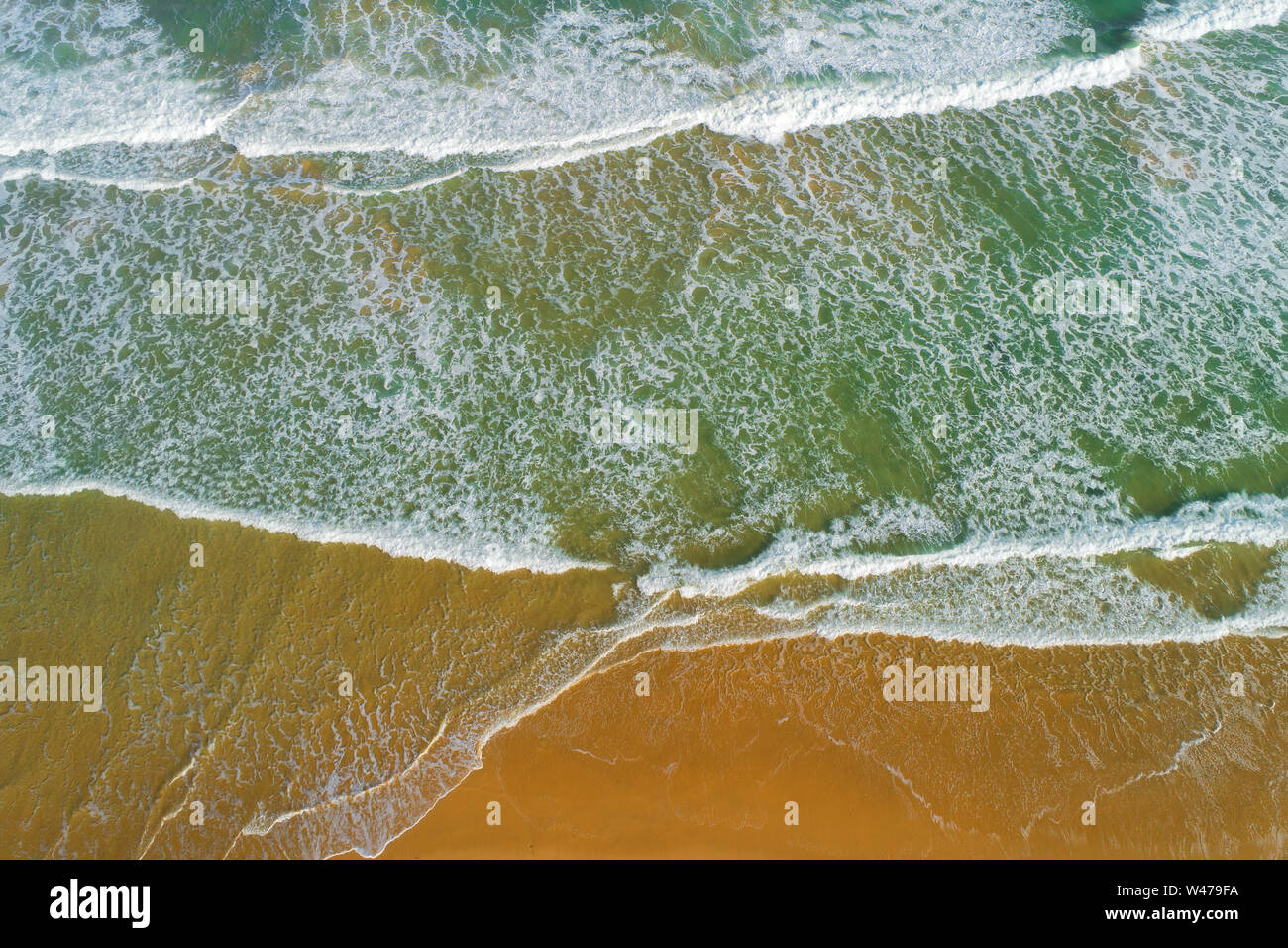 Vue aérienne des vagues de l'océan sur une plage de sable fin, l'Afrique du Sud Banque D'Images