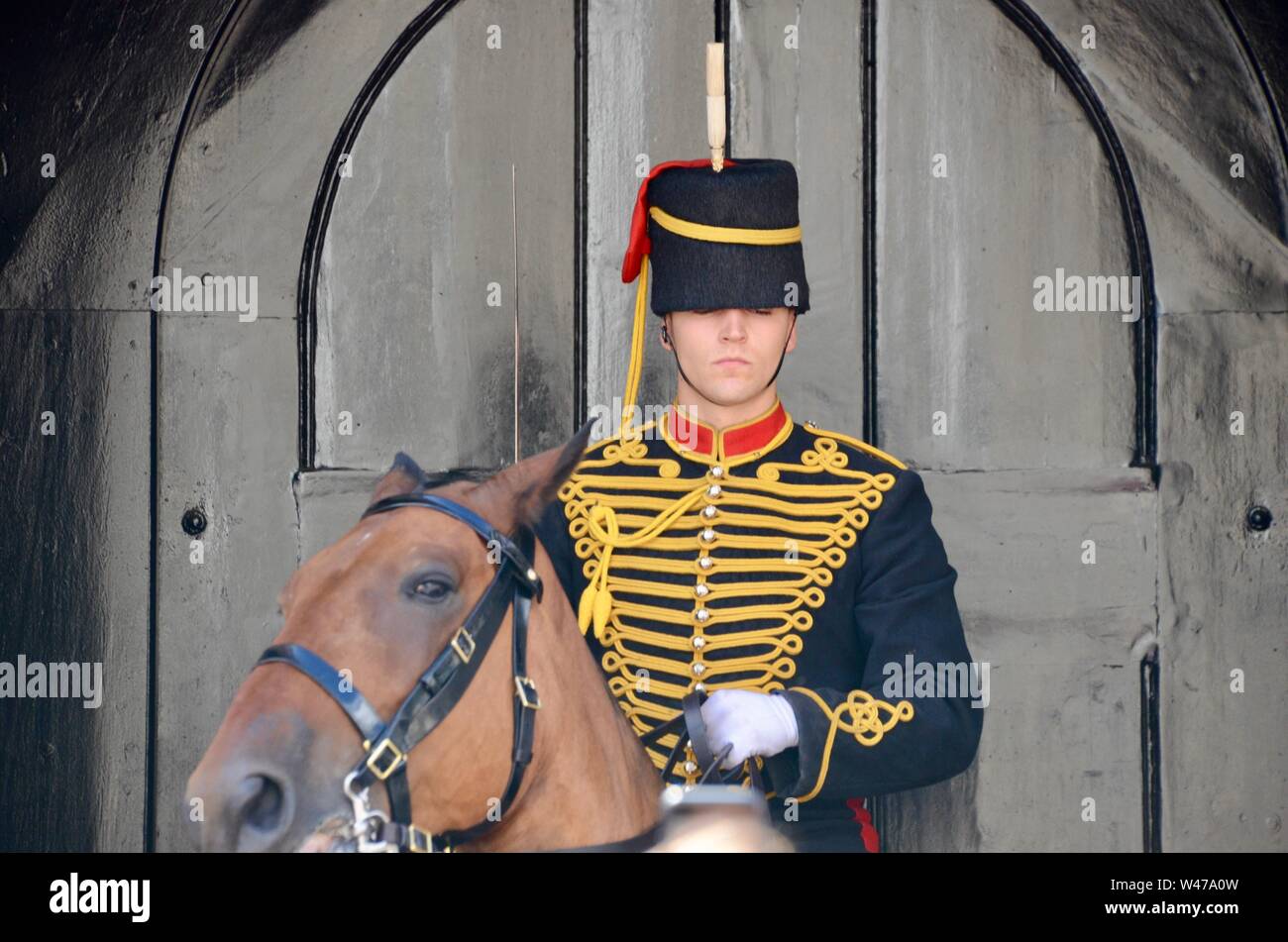Un soldat de la troupe kings Royal Horse Artillery en service à horseguards parade comme le Queen's Life Guard LONDON UK Banque D'Images