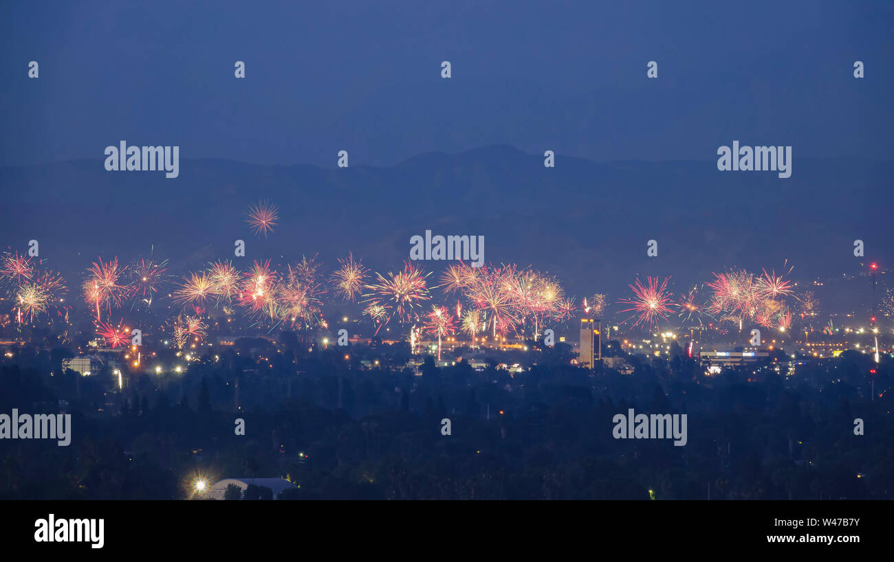 Vue de la nuit de l'aera Burbank 4 juillet feu d'artifice à Los Angeles County, Californie Banque D'Images