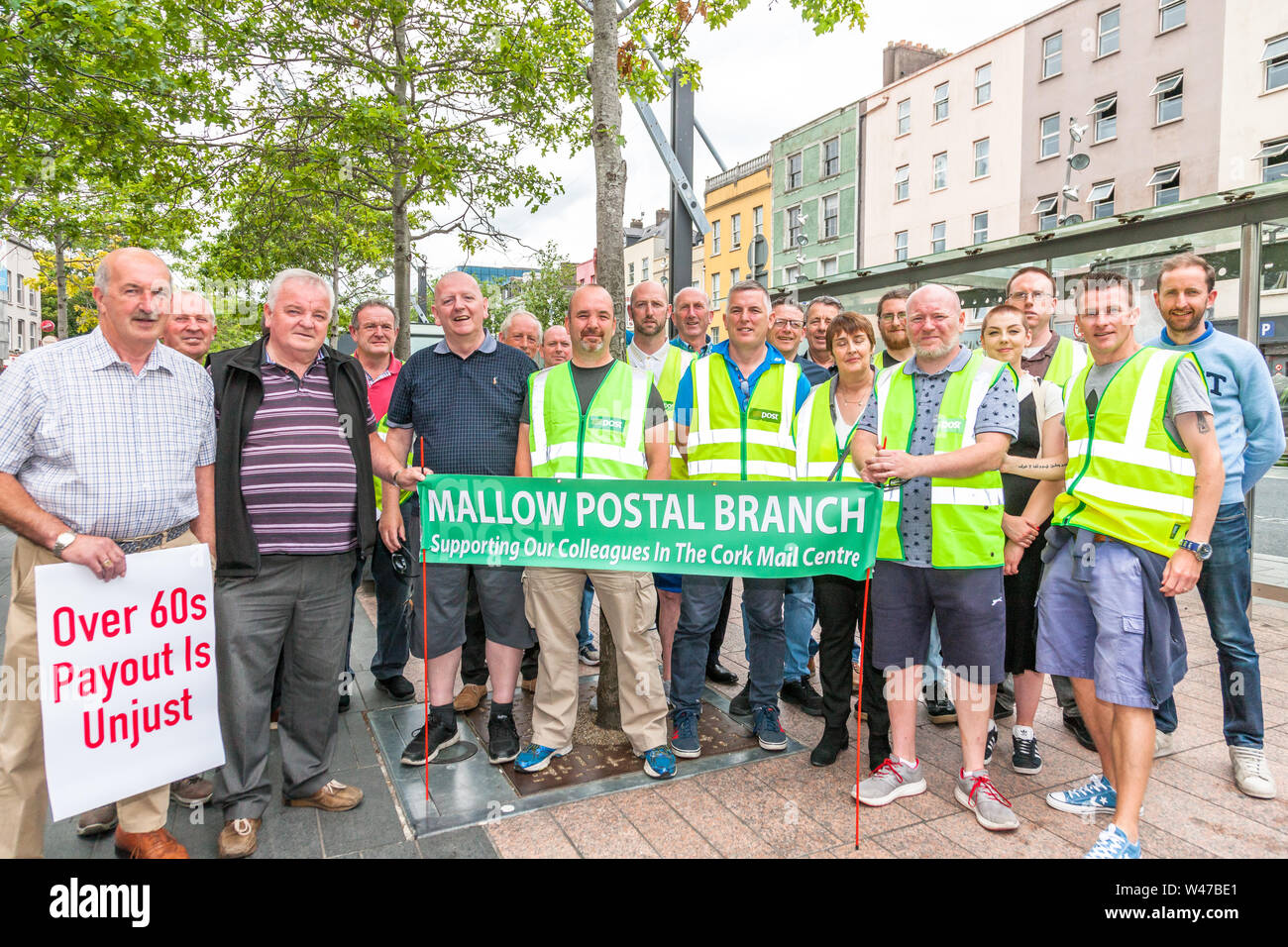 La ville de Cork, Cork, Irlande. 20 juillet, 2019. Les membres de la Direction générale de la poste de mauve à l'appui des travailleurs de la poste mars pour protester contre le projet de fermeture d'un poste de son centre de distribution à petite île avec la perte de 250 emplois, dans les rues de Cork, Irlande. -Crédit ; David Creedon / Alamy Live News Banque D'Images