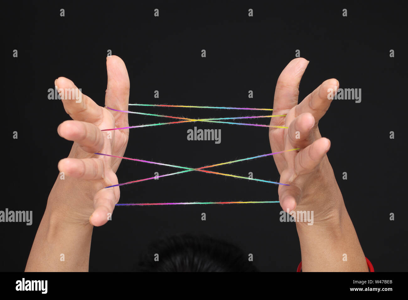 Close up of a woman hands doing cat cradle Banque D'Images