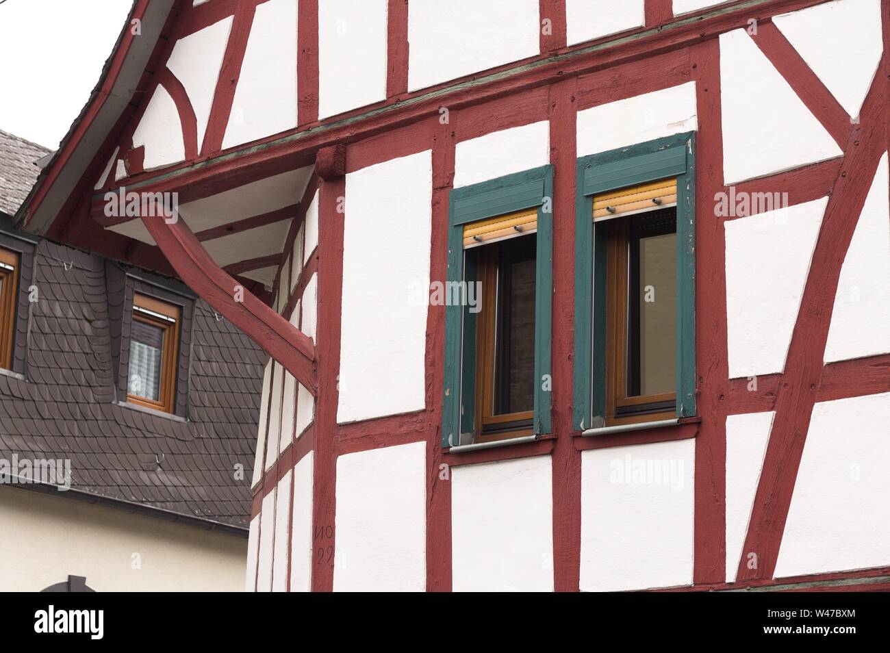 Maison à pans de bois avec poutres en bois rouge vert windows amd (Allemagne, Europe) Banque D'Images