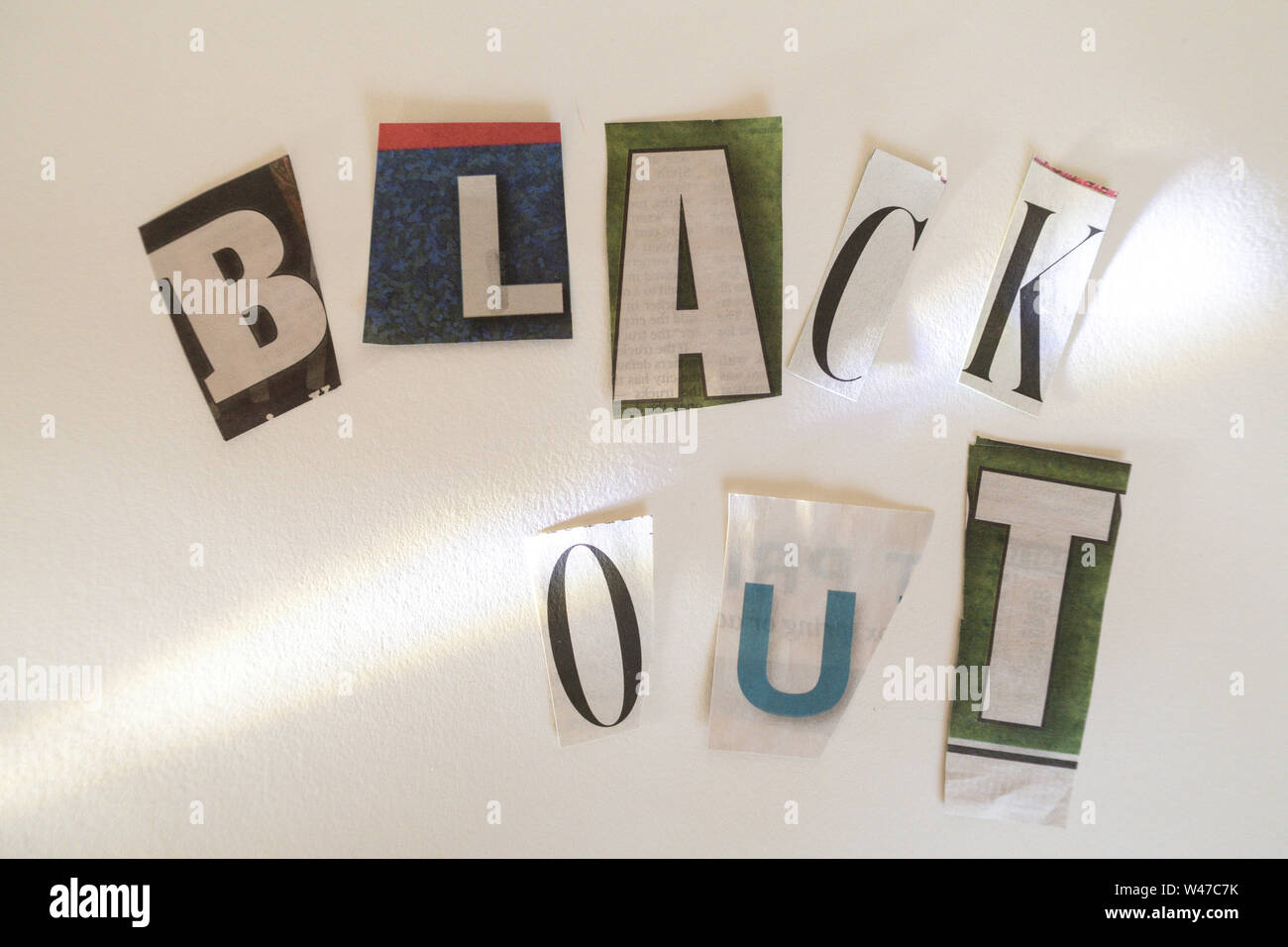 Les mots Black Out sur un babillard à l'aide de papier coupe-lettres dans la note de rançon effet typographie Banque D'Images