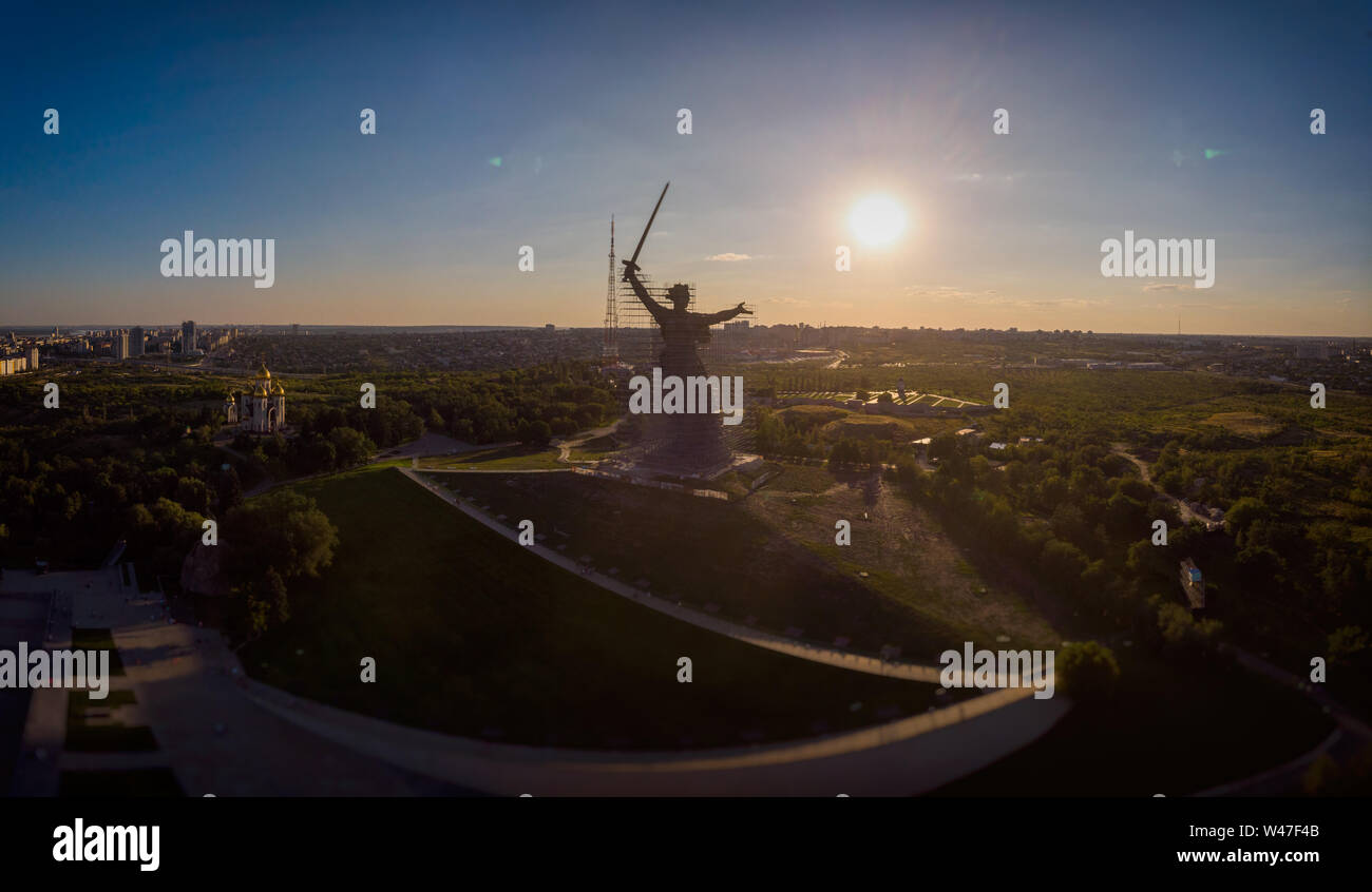 VOLGOGRAD, RUSSIE - 20 juillet 2019. Monument de reconstruction-ensemble aux héros de Stalingrad La Patrie appelle Banque D'Images VOLGOGRAD, RUSSIE - 20 juillet 2019. Monument de reconstruction-ensemble aux héros de Stalingrad La Patrie appelle Banque D'Images