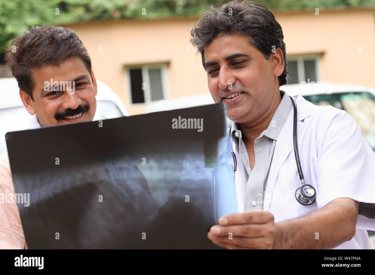 Médecin examinant le rapport de radiologie Banque D'Images