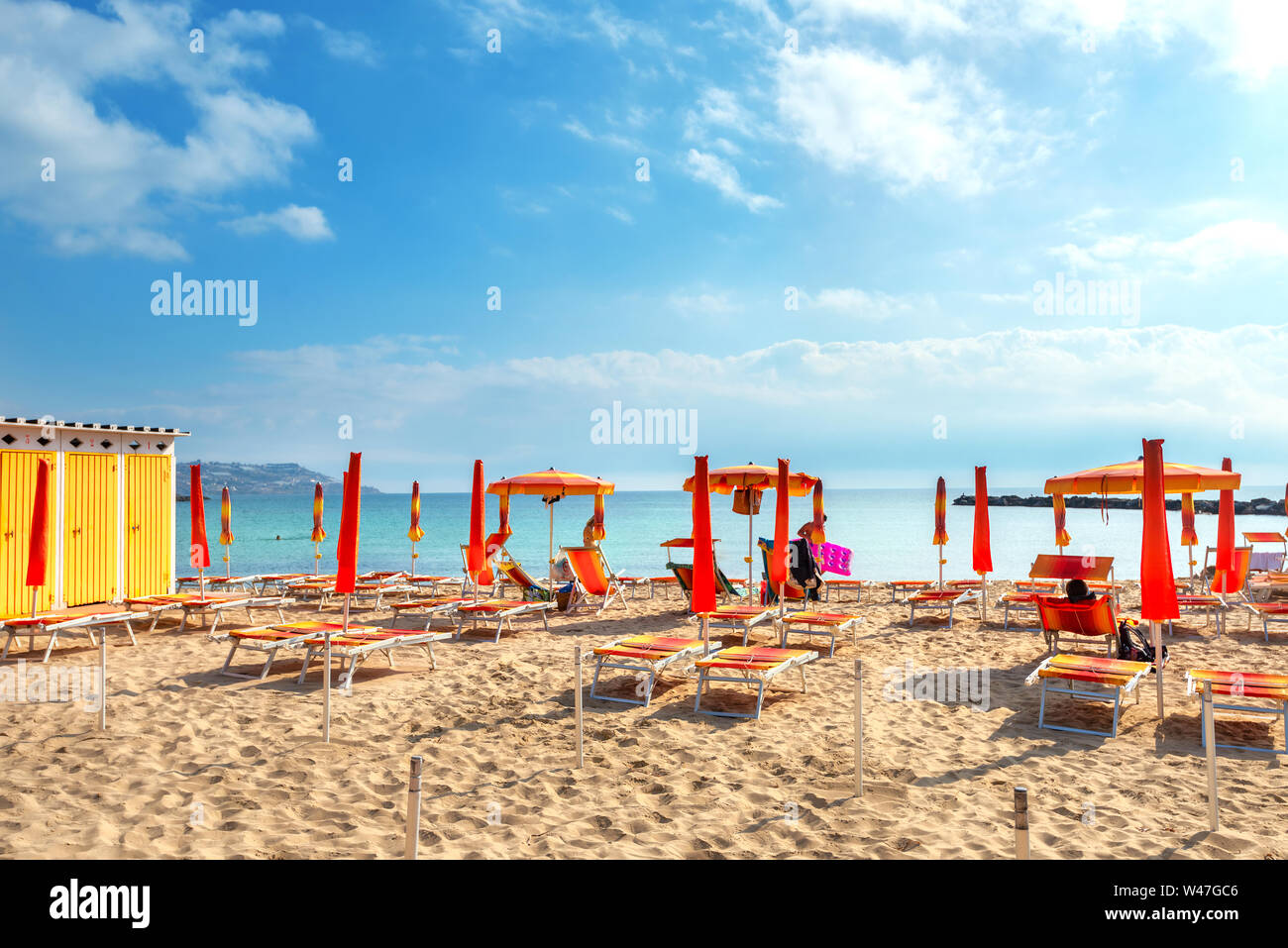 Petite plage avec parasols colorés en station City San Remo. Ligurie, Italie Banque D'Images