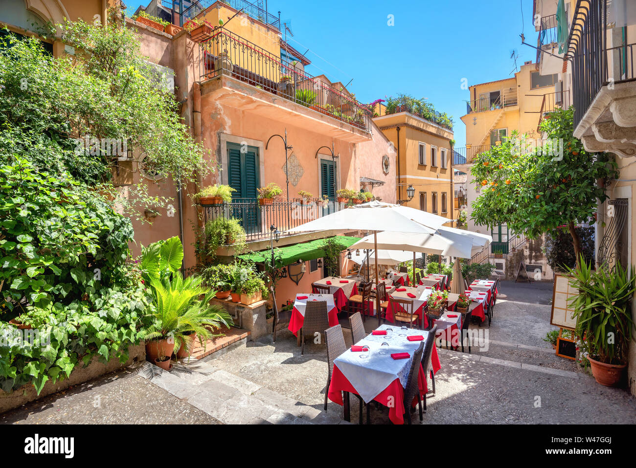 Ruelle colorée avec café dans la vieille ville de Taormina. Sicile, Italie Banque D'Images