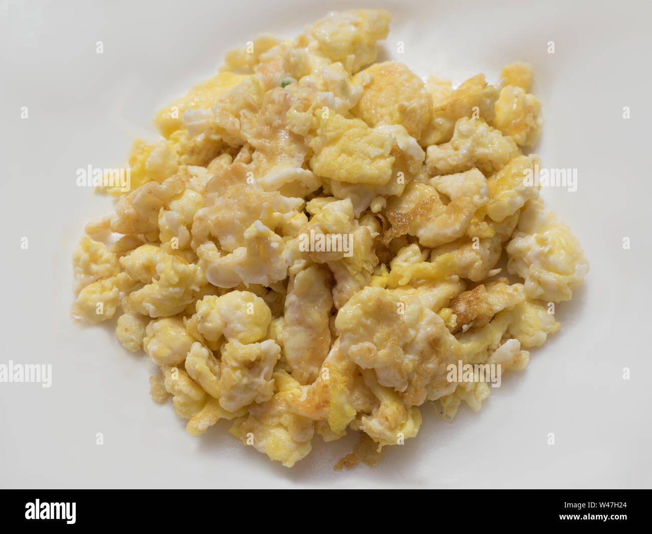 Oeufs sauté servi dans un fond blanc Banque D'Images