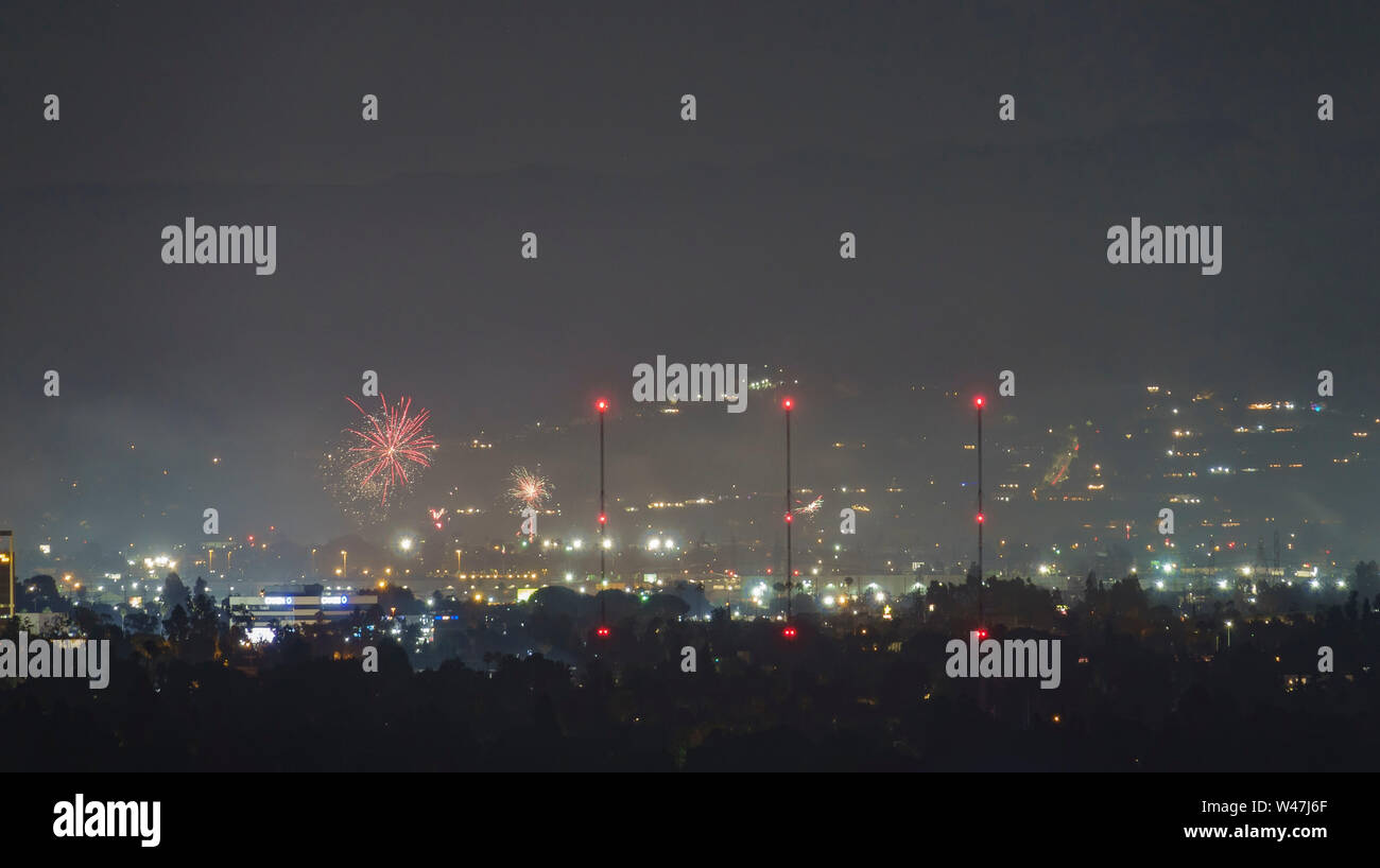 Vue de la nuit de l'aera Burbank 4 juillet feu d'artifice à Los Angeles County, Californie Banque D'Images