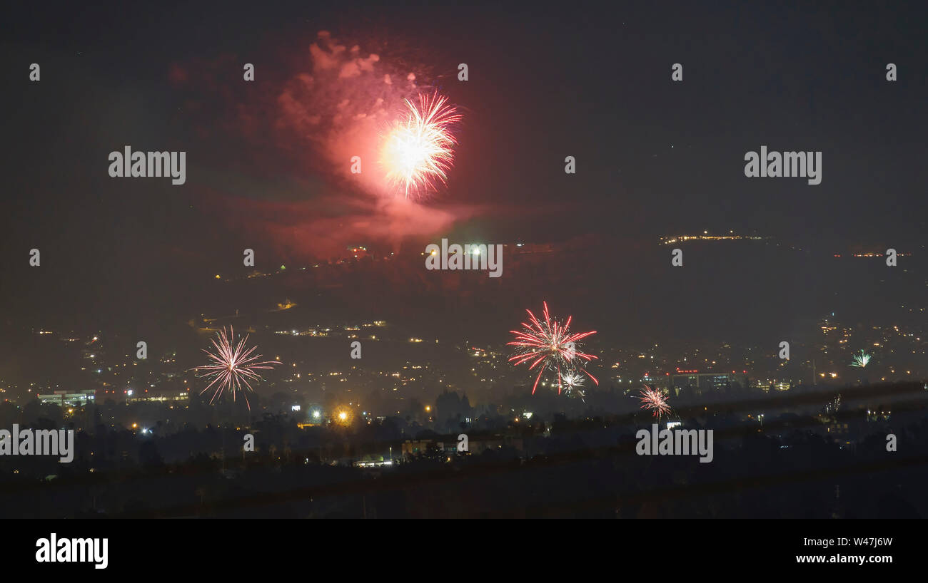 Vue de la nuit de l'aera Burbank 4 juillet feu d'artifice à Los Angeles County, Californie Banque D'Images