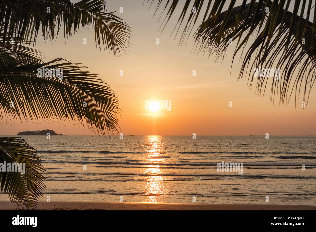 Coucher du soleil sur une magnifique plage tropicale sur l'île de Koh Chang en Thaïlande Banque D'Images