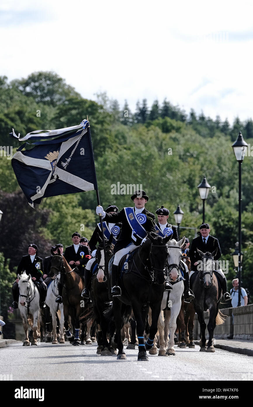 Kelso, Écosse - 20 juillet : Kelso Semaine civique - at Yetholm Ride out, Kelso. Laddie Kelso Mark Henderson porte le drapeau de l'autre côté de la ville, Pont Rennie de retourner à la ville après la promenade à Whitehouse Country House Samedi 20 juillet 2019. L'avant de la 200 montée forte cavalcade avec Sean RHM Crochet (2018 KL), Craig Logan (2017 KL). (Crédit : Rob Gray ) Crédit : Rob Gray/Alamy Live News Banque D'Images