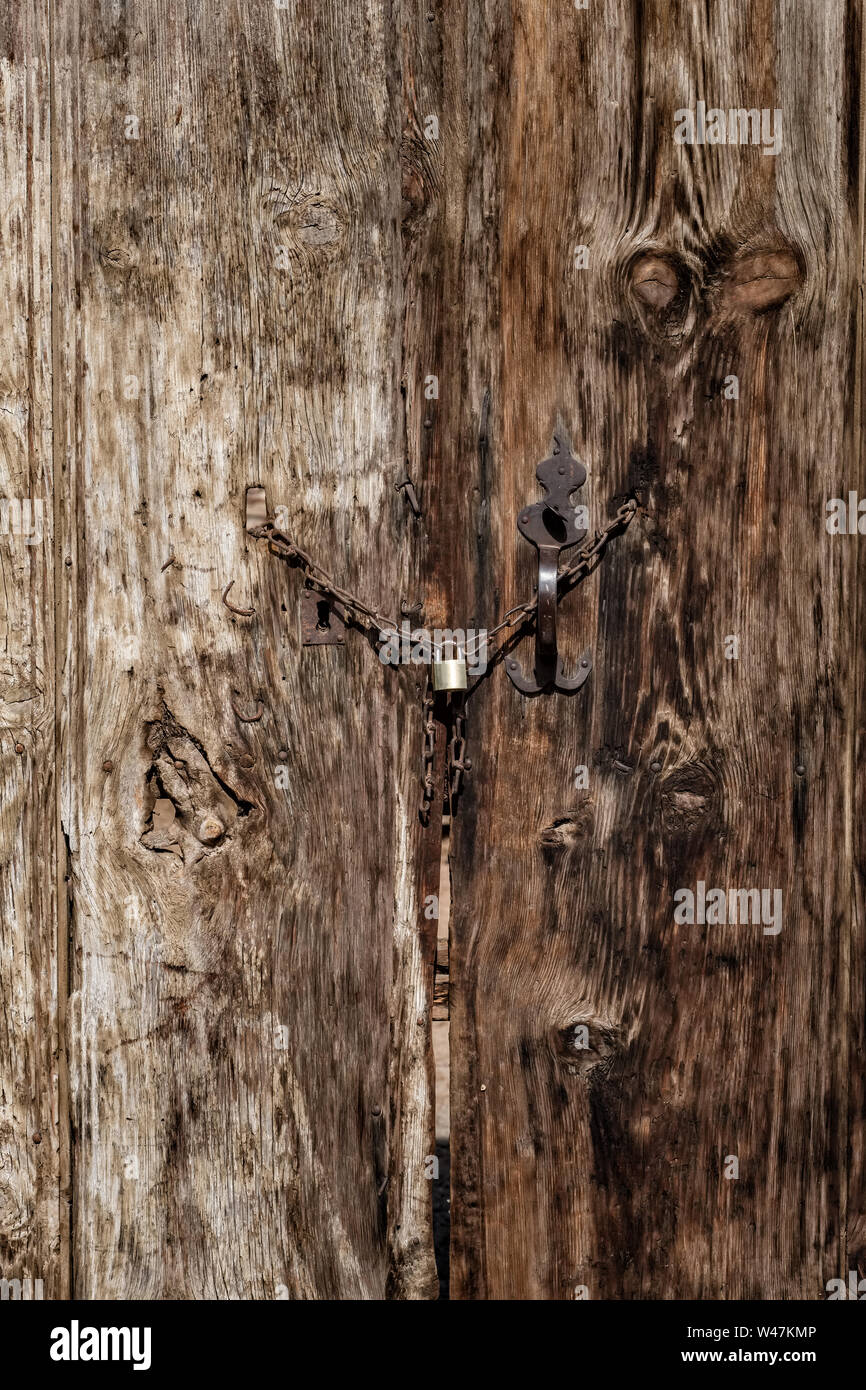 Vieilles portes de bois avec petit verrou métallique. Ancien fond de bois Banque D'Images