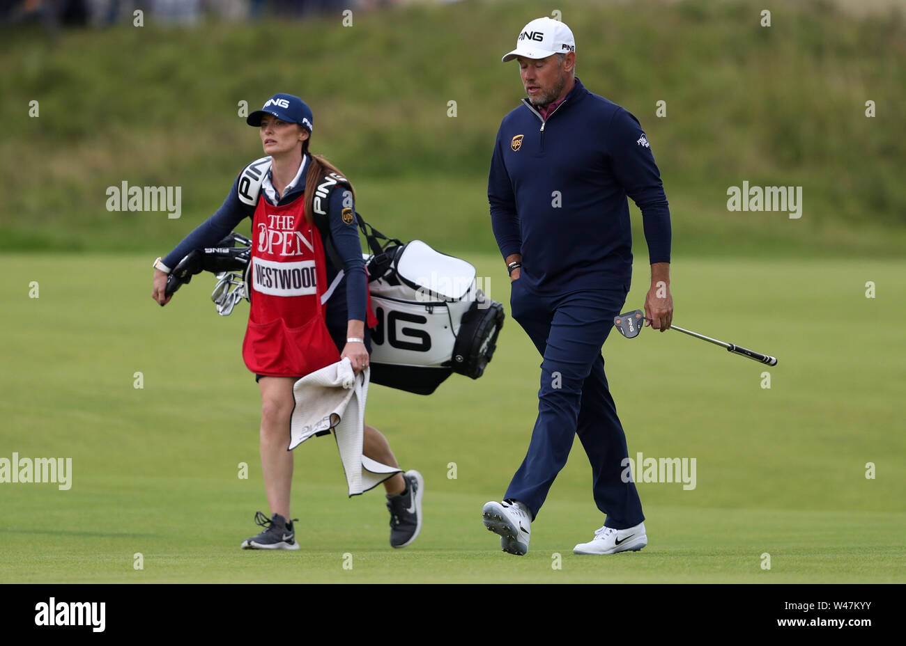 Lee Westwood l'Angleterre caddie et petite amie Helen histoire sur la 18e journée lors de trois de l'Open Championship 2019 au Club de golf Royal Portrush. Banque D'Images