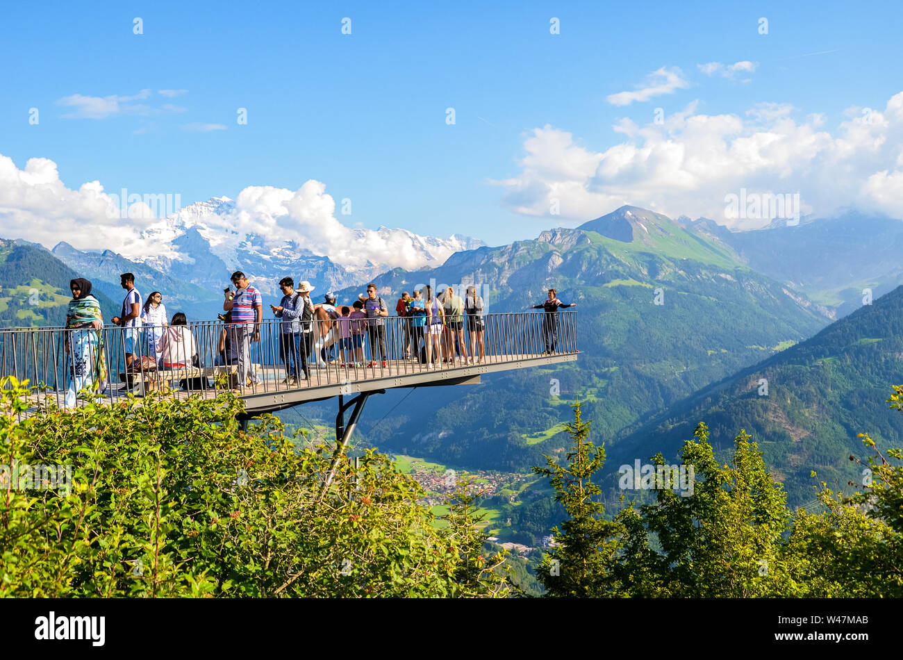 Harder Kulm, Interlaken, Suisse - le 16 juillet 2019 : les touristes prendre photo sur plate-forme d'observation au-dessus d'Interlaken en Suisse. Alpes en arrière-plan. Belles montagnes. Les gens, le tourisme. Point de vue. Banque D'Images