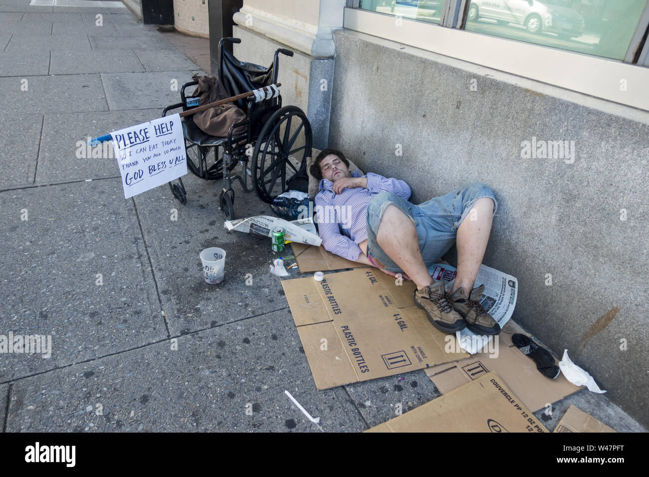 Mobilité sans-abri dort le long du trottoir sur Kings Highway le matin dans la Midwood quartier de Brooklyn, New York. Banque D'Images