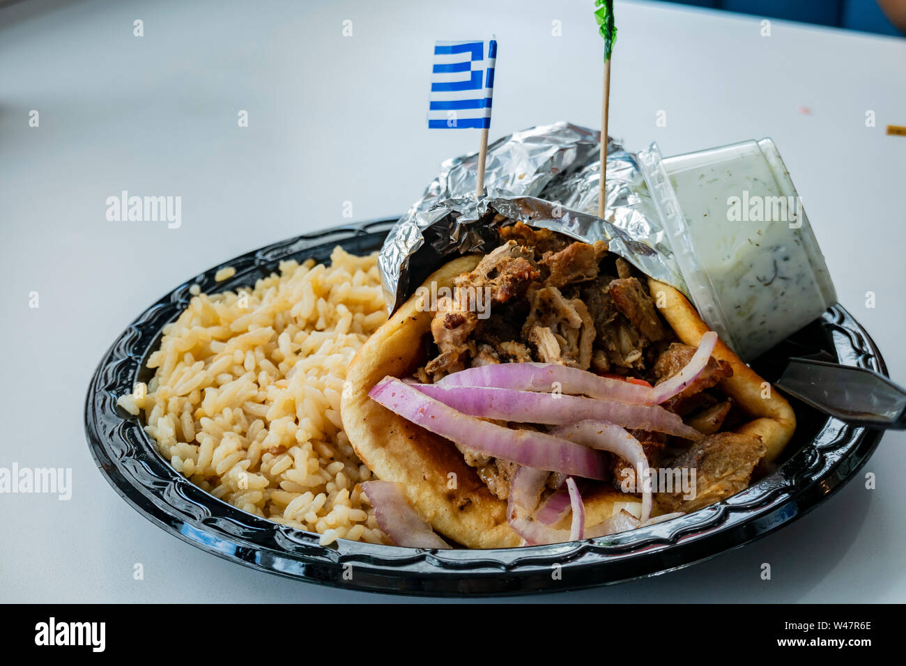 Gros plan de riz à la grecque avec de la viande et les oignons, mangé à Baker, Californie Banque D'Images