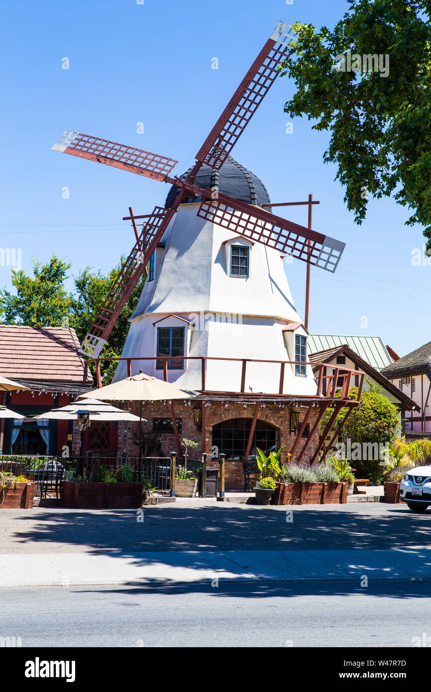 Vue sur la rue du moulin à Solvang California USA Banque D'Images