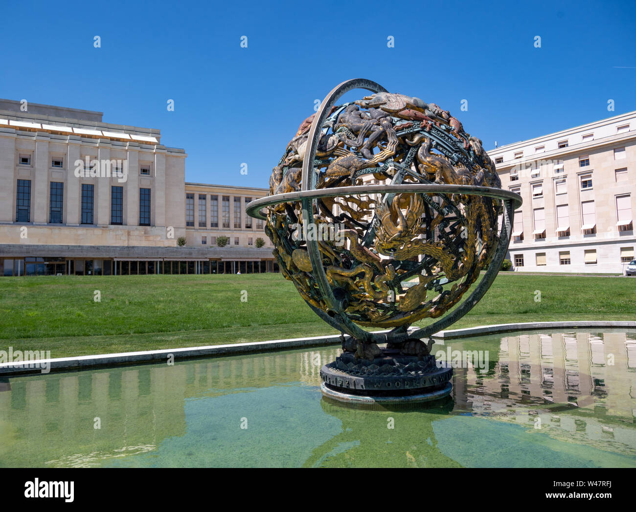 La sculpture 'sphère armillaire' (sphère céleste) en face de palais de ...