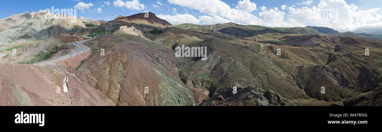 Vue aérienne de chemins de terre sur le plateau autour du Mont Ararat, paysages à couper le souffle, routes sinueuses autour du palais d'Ishak Pacha. La Turquie Banque D'Images