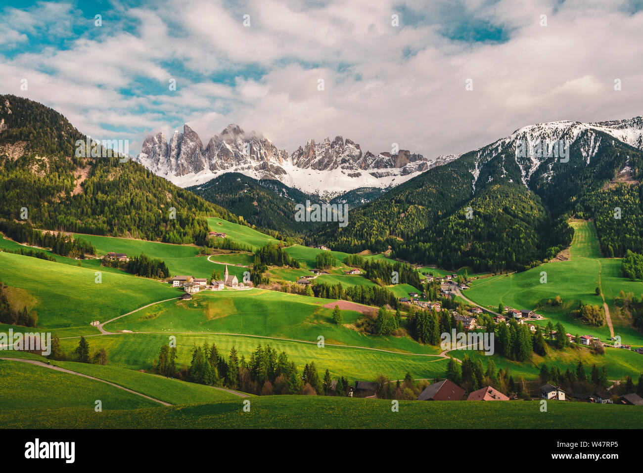 Alpine Village célèbre Santa Maddalena Dolomites avec montagnes en arrière-plan, Val di Funes, vallée de la région Trentin-Haut-Adige, Italie, Europe Banque D'Images
