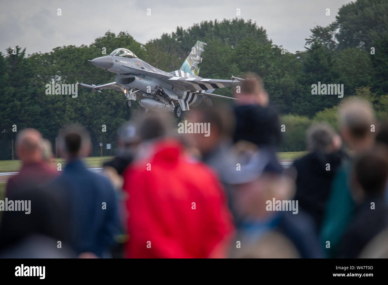 RAF Fairford, Glos, UK. 20 juillet 2019. Jour 2 de la Royal International Air Tattoo (RIAT) avec des avions militaires de partout dans le monde de l'assemblage à l'élite de l'aéronautique avec une démonstration de vol par beau temps. De droit : Belgian Air Component F-16 Fighting Falcon de démonstration. Credit : Malcolm Park/Alamy Live News. Banque D'Images