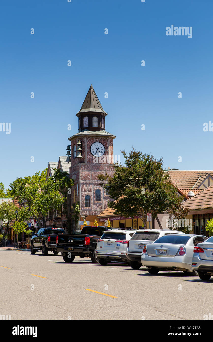 Une scène de rue avec un tour de l'horloge décorative dans la ville danoise de Solvang Californie américaine Banque D'Images