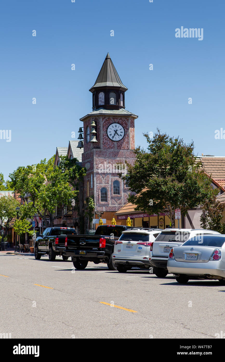 Une scène de rue avec un tour de l'horloge décorative dans la ville danoise de Solvang Californie américaine Banque D'Images