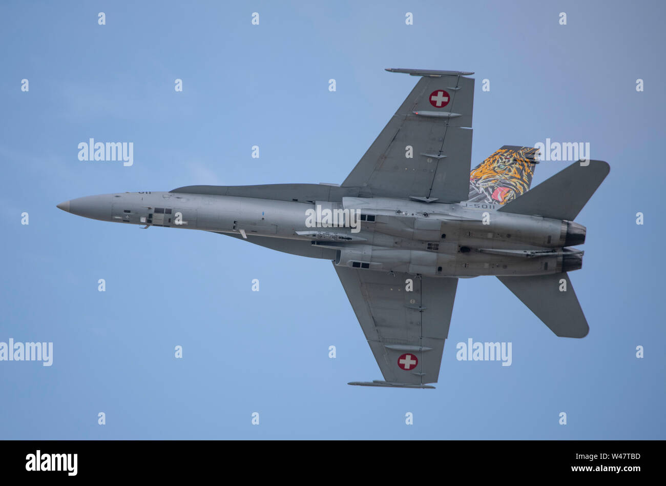 RAF Fairford, Glos, UK. 20 juillet 2019. Jour 2 de la Royal International Air Tattoo (RIAT) avec des avions militaires de partout dans le monde de l'assemblage à l'élite de l'aéronautique avec une démonstration de vol par beau temps. Image : de l'Air suisse McDonnel Douglas F/A-18C Hornet flying display. Credit : Malcolm Park/Alamy Live News. Banque D'Images