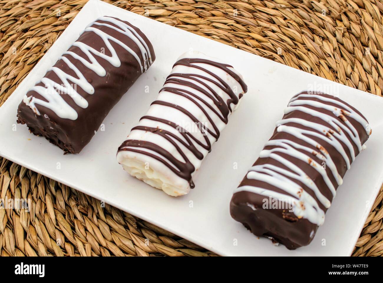 Bras de gitan gâteau avec crème au chocolat et décorer le chocolat au lait  et chocolat blanc Photo Stock - Alamy