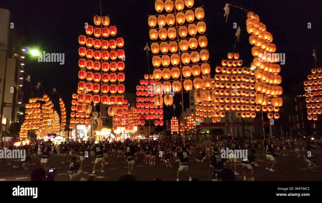 Akita Kanto Matsuri festival. un festival japonais célébrée du 3 au 7 août, l'espoir d'une bonne récolte. Une longue perches en bambou lanternes de roulement sont effectuées Banque D'Images