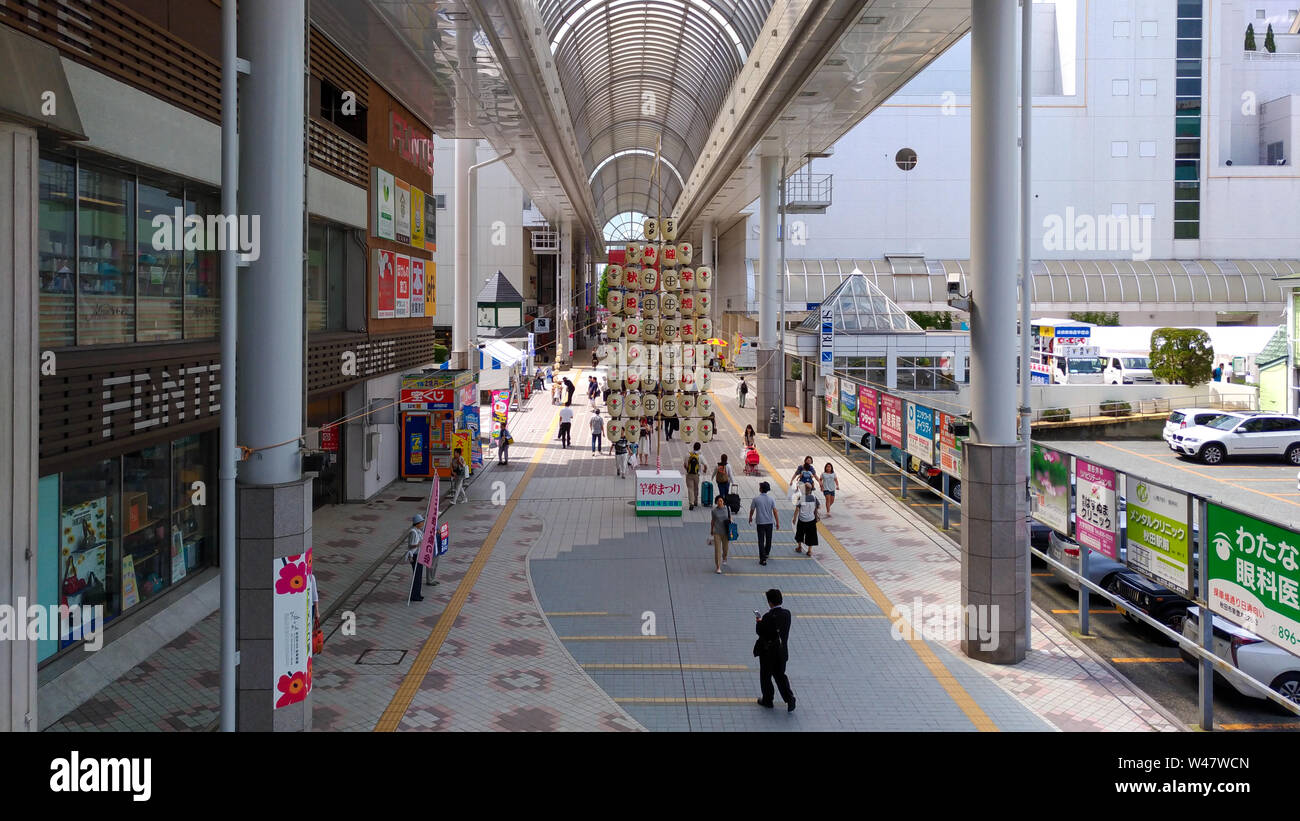 Akita Kanto Matsuri festival. un festival japonais célébrée du 3 au 7 août, l'espoir d'une bonne récolte. Une longue perches en bambou lanternes de roulement sont effectuées Banque D'Images