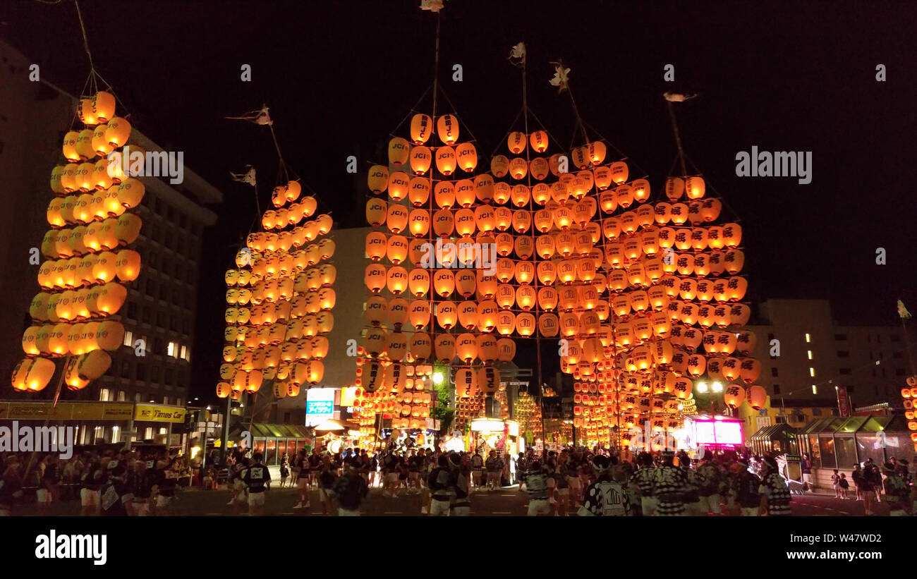 Akita Kanto Matsuri festival. un festival japonais célébrée du 3 au 7 août, l'espoir d'une bonne récolte. Une longue perches en bambou lanternes de roulement sont effectuées Banque D'Images