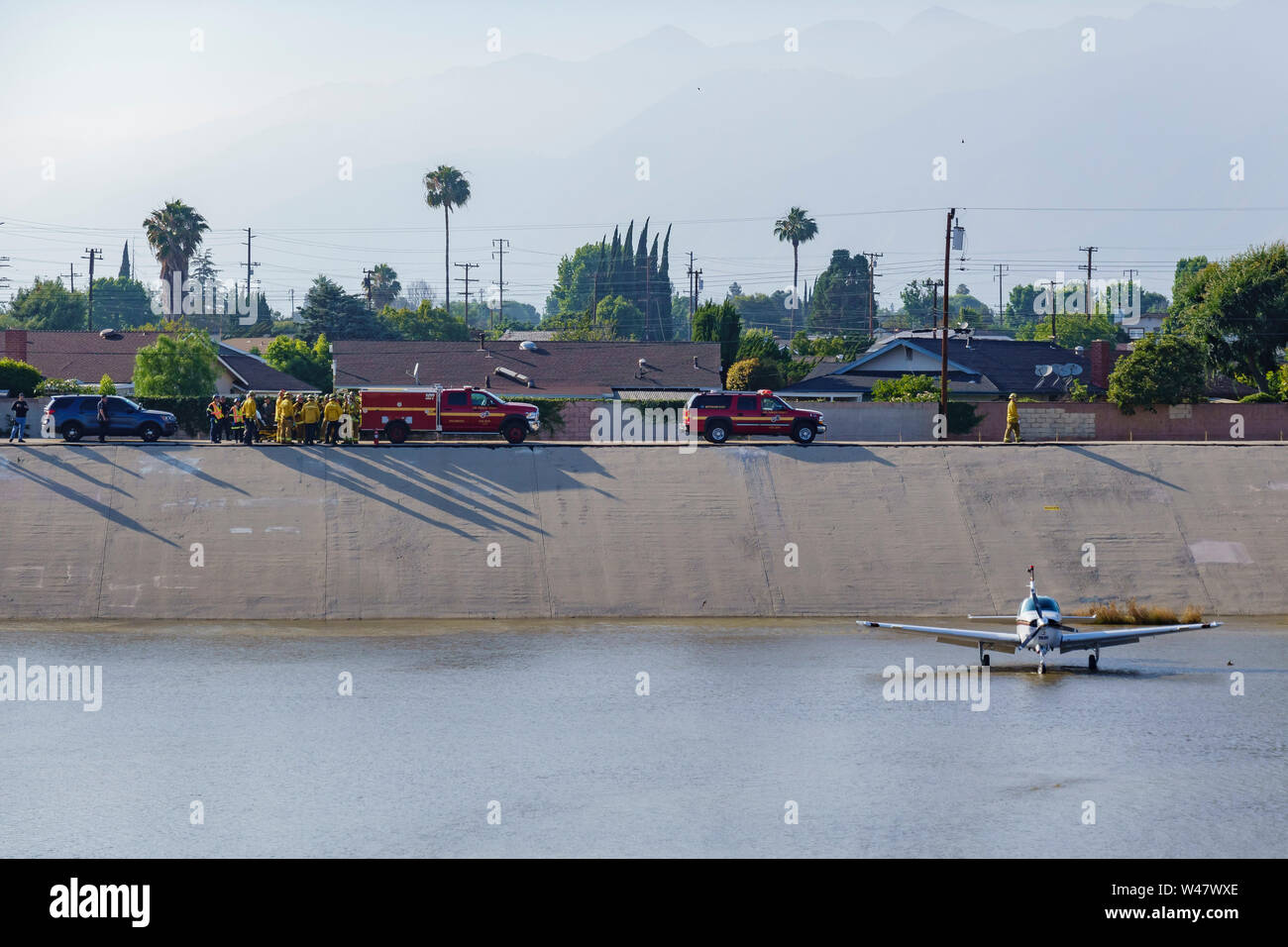 El Monte, JUN 27 : avion a atterri à Rio Hondo, canal de lavage et de la police, ont été firefigther standby on JUN 27, 2019 à El Monte, comté de Los Angeles Banque D'Images