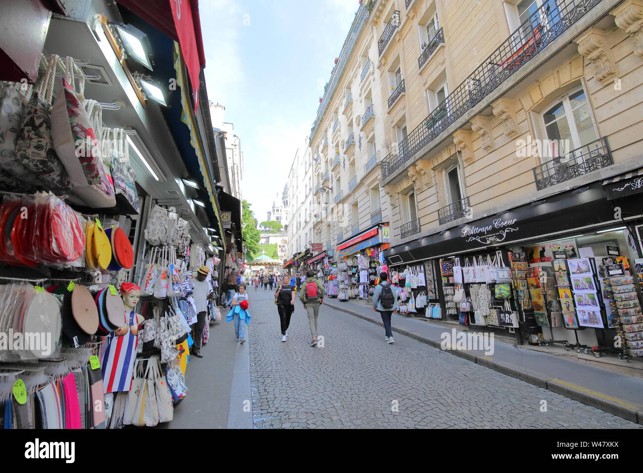 Personnes visitent la rue commerçante de souvenirs à Montmartre Paris France Banque D'Images