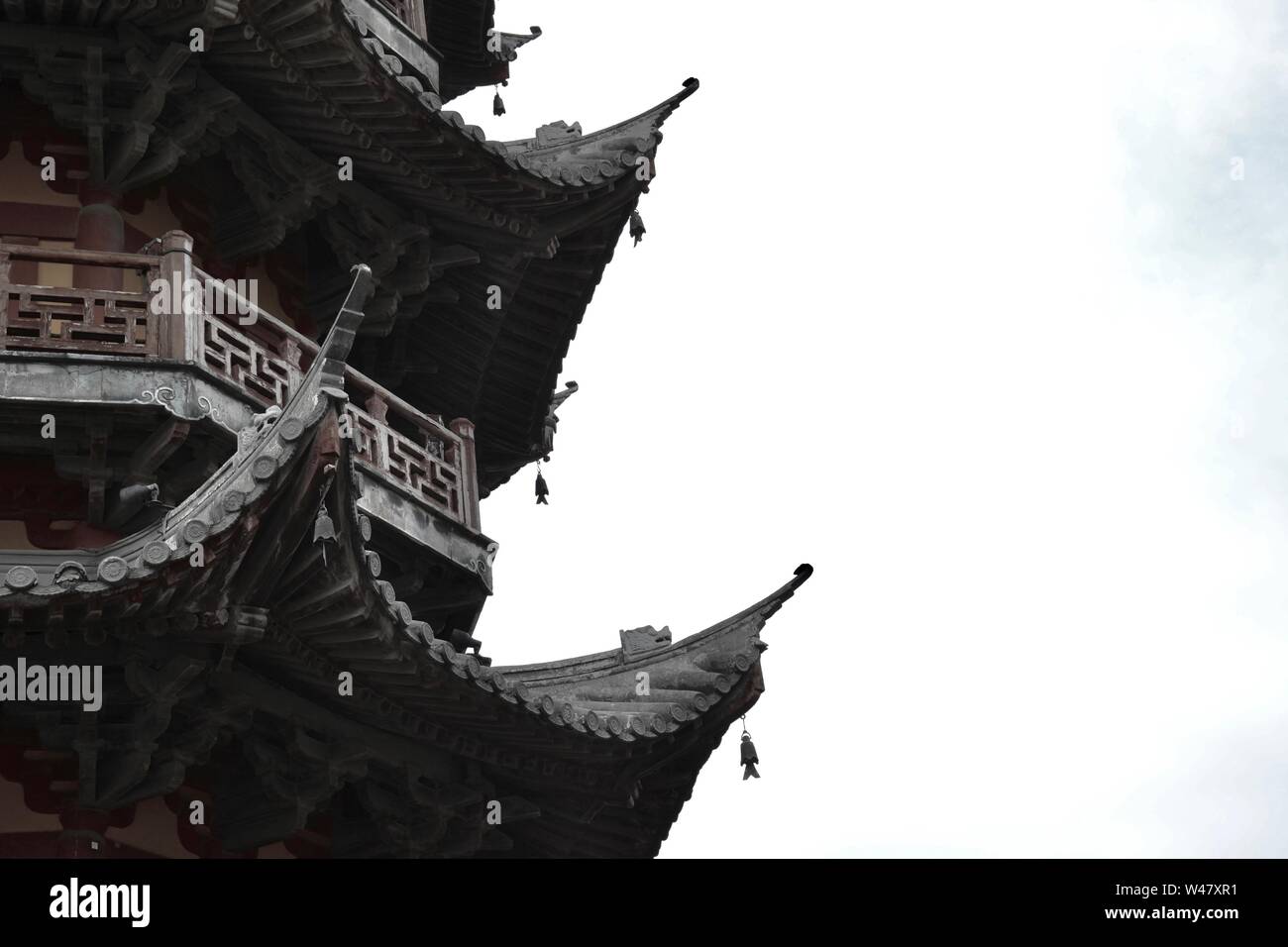 Profil d'un balcon et l'a fait en bois décoré, toits de pagode chinoise traditionnelle. Poisson modèle pendaison en silhouette. Banque D'Images