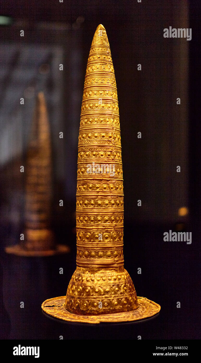 Le chapeau ou l'or Berlin Berlin Golden Hat (allemand : Berliner Goldhut)  est un artefact de l'âge du Bronze fait de fines feuilles d'or. Situé à  Neues Museum Photo Stock - Alamy