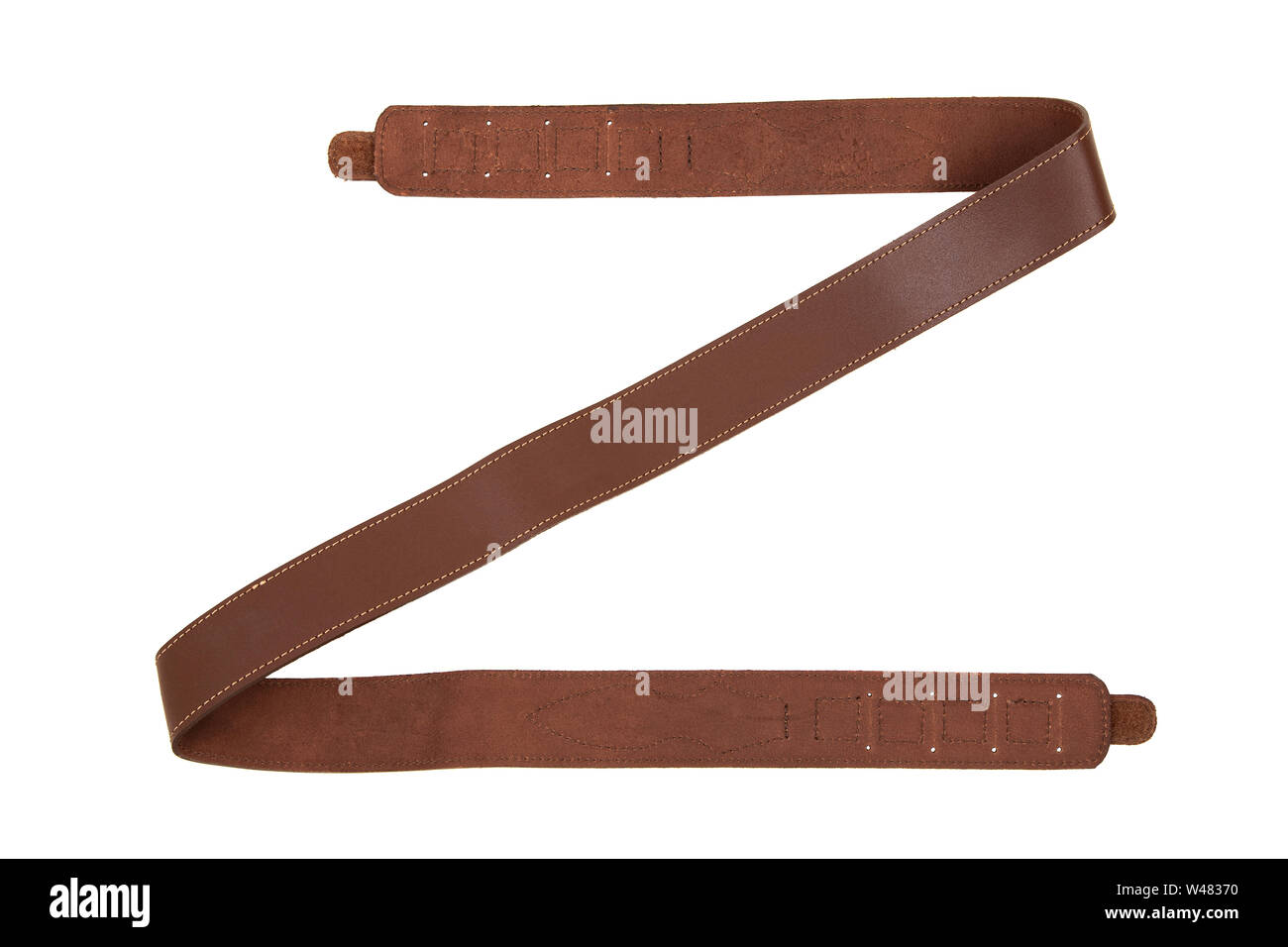 Bandoulière en cuir brun pour un fusil isolé sur fond blanc Banque D'Images