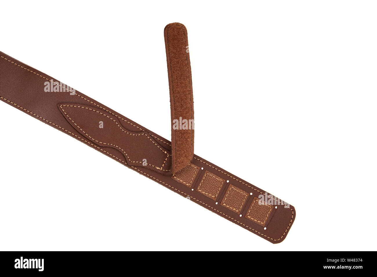 Bandoulière en cuir brun pour un fusil isolé sur fond blanc Banque D'Images