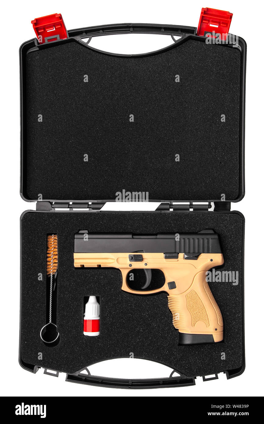 Noir marron pistolet dans un boîtier en plastique spécial pour le transport et le stockage isolé sur fond blanc Banque D'Images