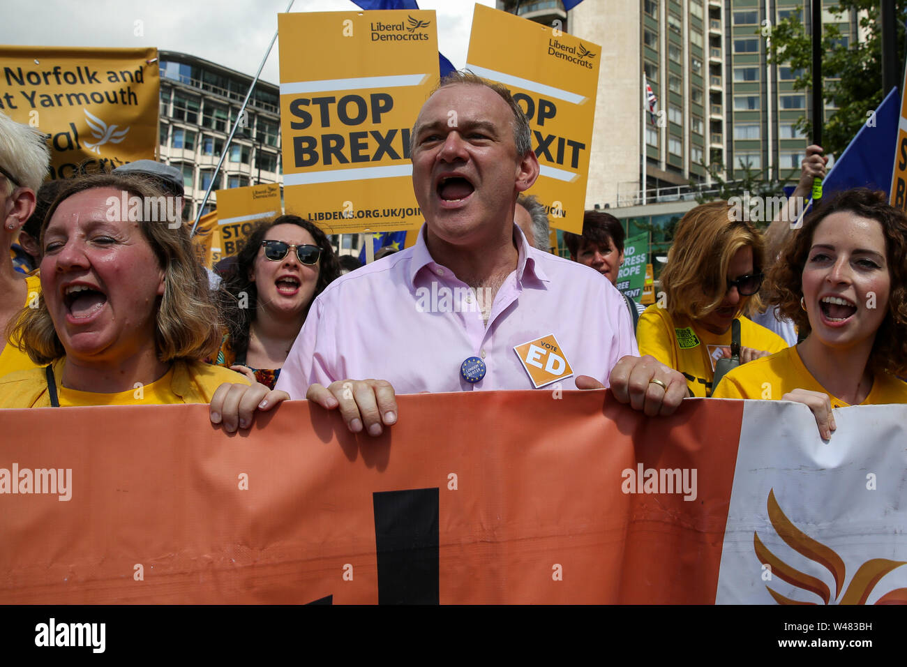 Le leadership libéral démocrate contender Sir Ed Davey (2e à partir de la R) avec l'UE Pro manifestants, au cours de la "pas à Boris. Oui à l'Europe" mars dans le centre de Londres. Banque D'Images