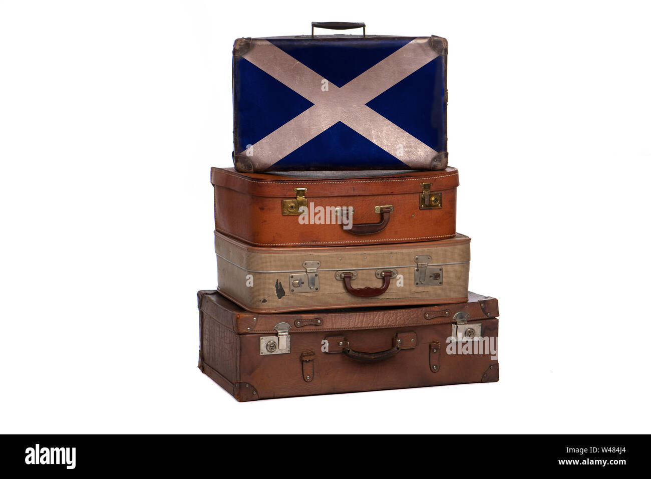 L'Ecosse, Scottish travel concept. Groupe des valises vintage isolé sur fond blanc Banque D'Images