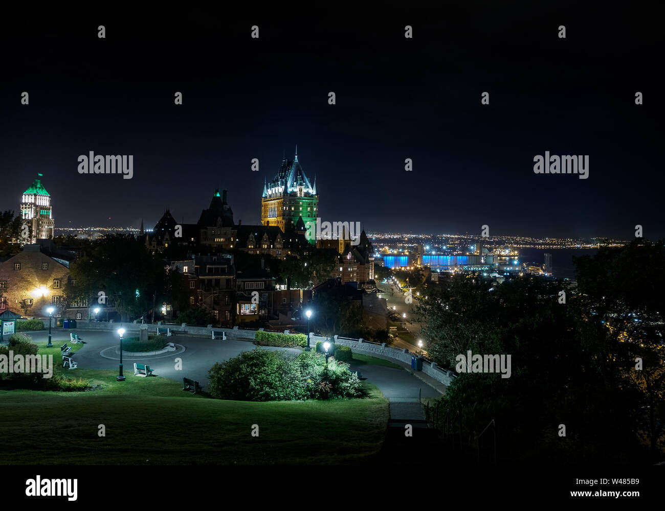 Ville de Québec avec le Château Frontenac, la nuit, vue de la colline dans l'été. Québec, Canada. Une prise grand angle Banque D'Images