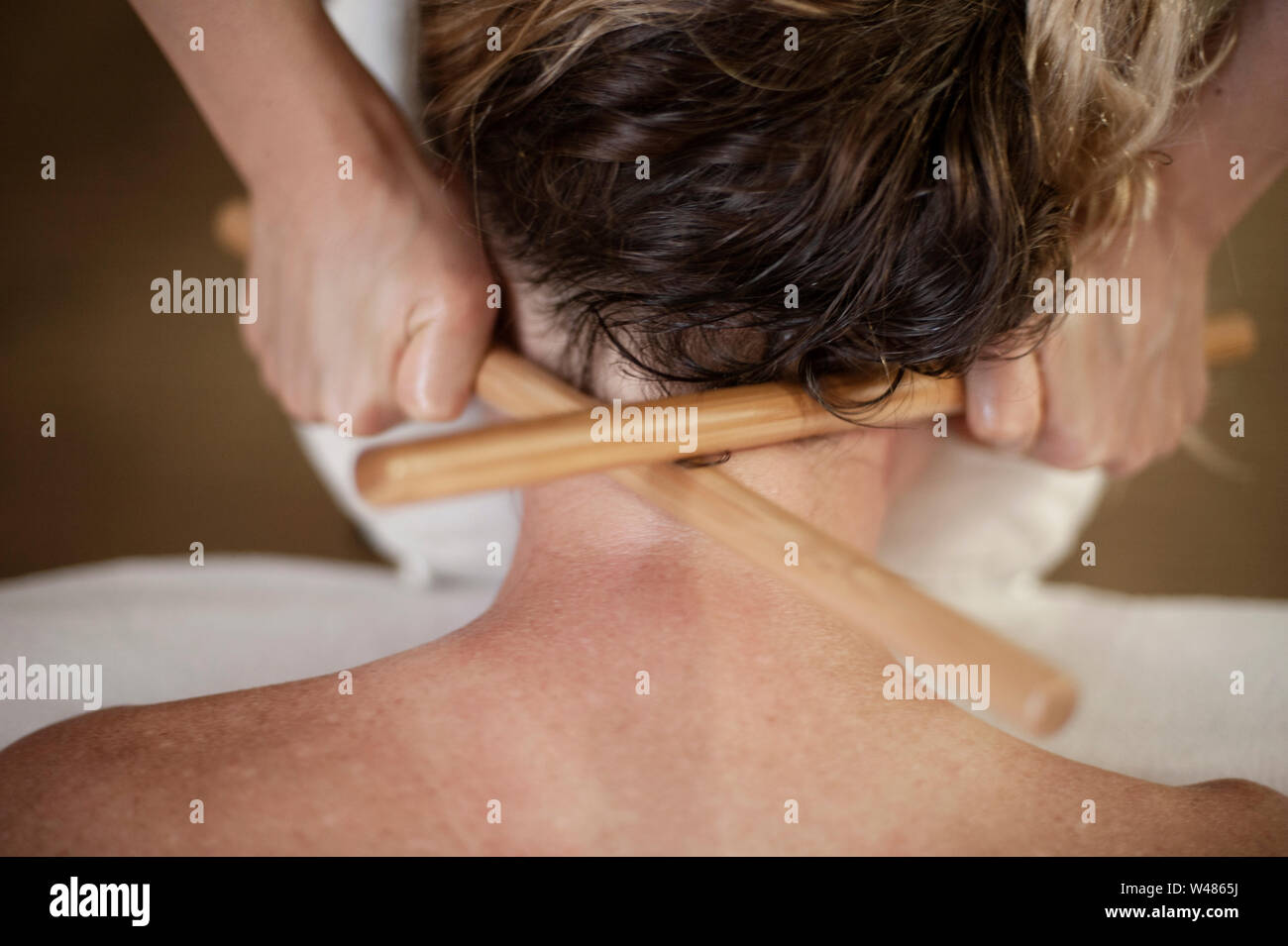Sex massage bambou dénommé fusion bambou massage, est un type de thérapie de massage. Les bâtonnets sont lisses pour plus pénétrante des tissus profonds. Banque D'Images
