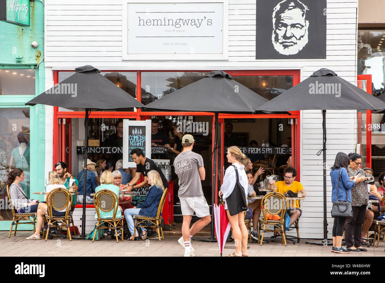 Amis et famille apprécient le petit déjeuner et la conversation au café hemingways à Manly Beach, banlieue de Sydney, en Australie, à l'automne 2019 Banque D'Images