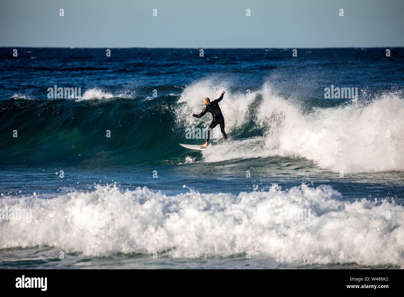 Surfeur mâle à bord des vagues à Avalon Beach à Sydney, Nouvelle-Galles du Sud, Australie Banque D'Images