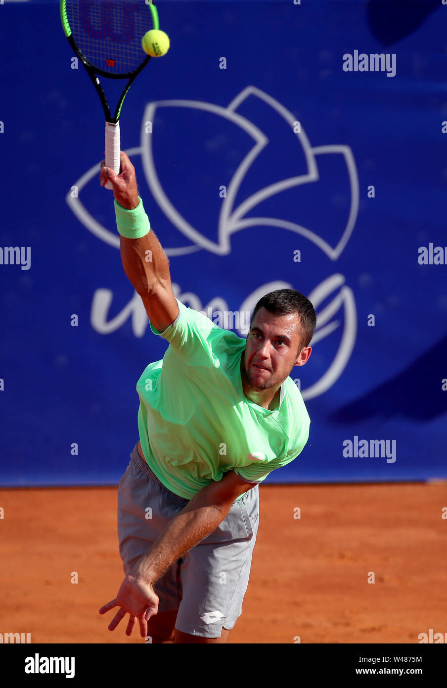 Umag, Croatie. 20 juillet, 2019. Laslo Djere de Serbie sert pendant la demi-finale contre Attila Balazs de Hongrie à l'ATP 2019 Croatie Umag, Croatie, dans le 20 juillet 2019. Crédit : Igor Kralj/Xinhua/Alamy Live News Banque D'Images