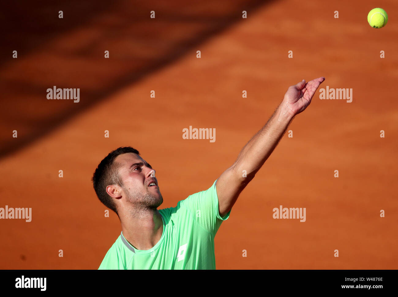 Umag, Croatie. 20 juillet, 2019. Laslo Djere de Serbie sert pendant la demi-finale contre Attila Balazs de Hongrie à l'ATP 2019 Croatie Umag, Croatie, dans le 20 juillet 2019. Crédit : Igor Kralj/Xinhua/Alamy Live News Banque D'Images